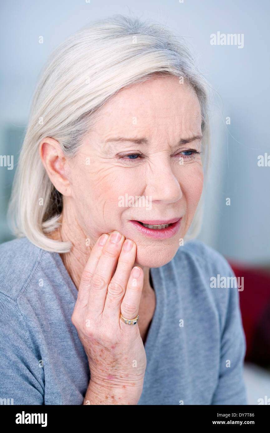 Ältere Person mit Zahnschmerzen Stockfoto