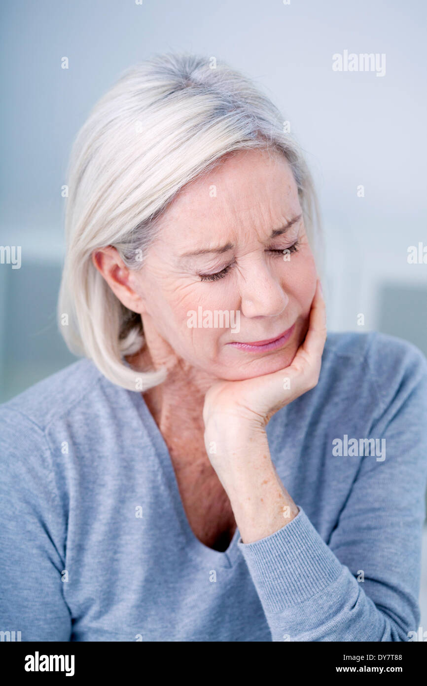 Ältere Person mit Zahnschmerzen Stockfoto