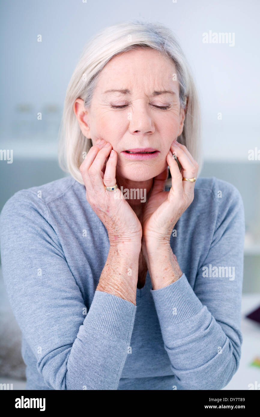 Ältere Person mit Zahnschmerzen Stockfoto
