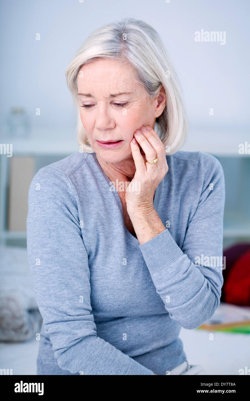 Ältere Person mit Zahnschmerzen Stockfoto