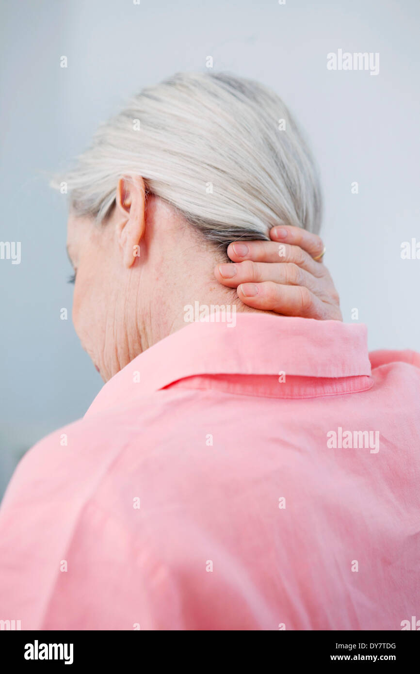 Zervikalgie in einer älteren person Stockfoto
