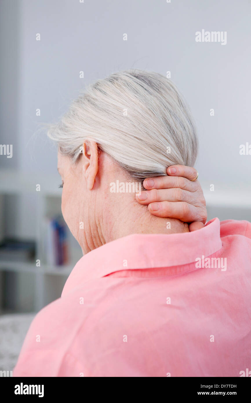Zervikalgie in einer älteren person Stockfoto