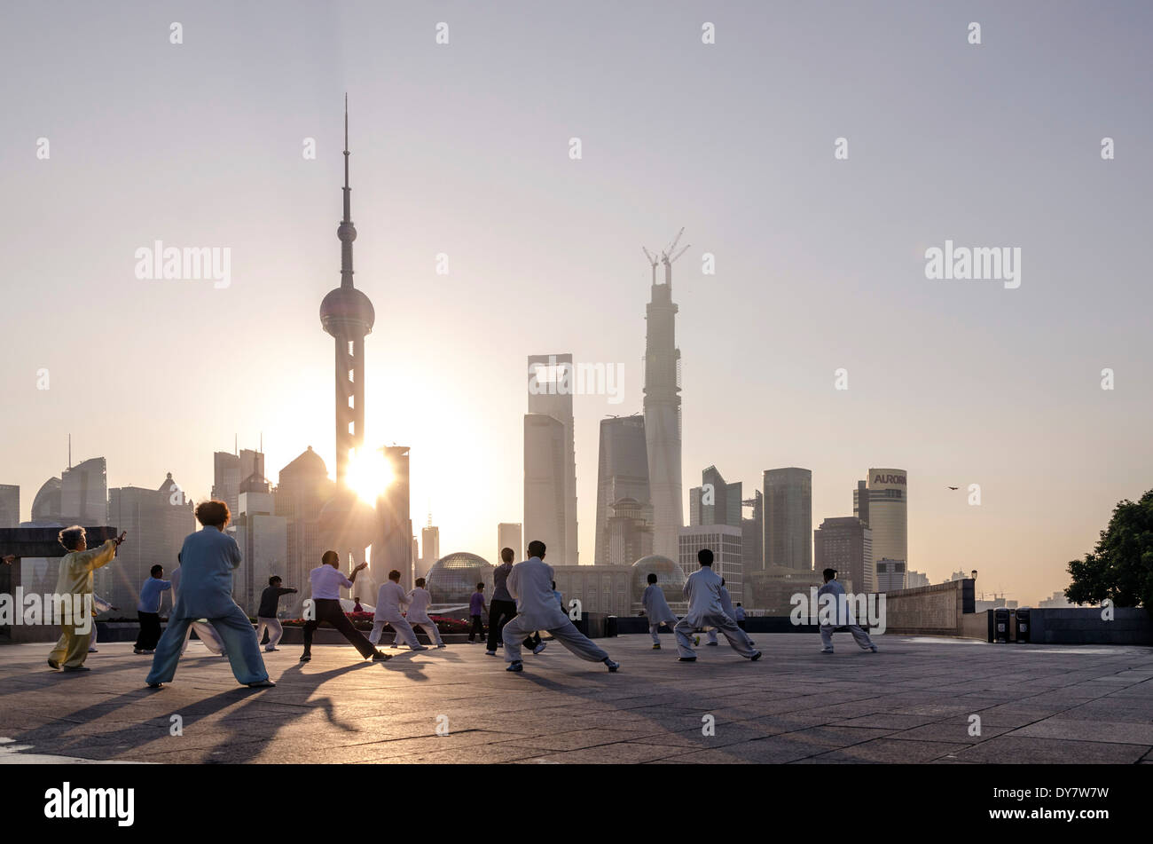 Tai Chi auf den Bund, Shanghai, China Stockfoto