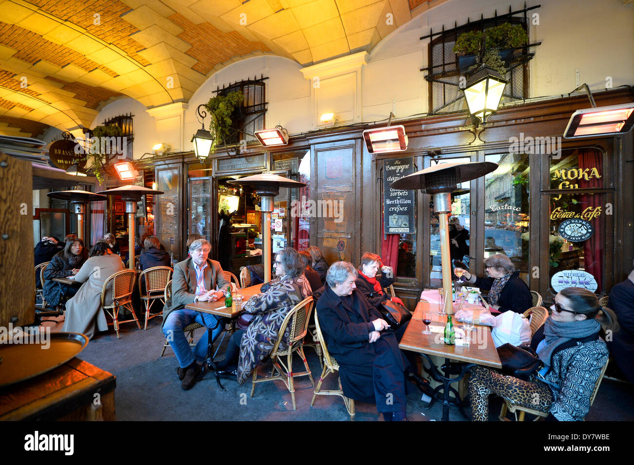 Brasserie Mutzig, Restaurant und Straßencafé, Place des Vosges, jüdische Viertel Le Marais, Paris, Île-de-France, Frankreich Stockfoto