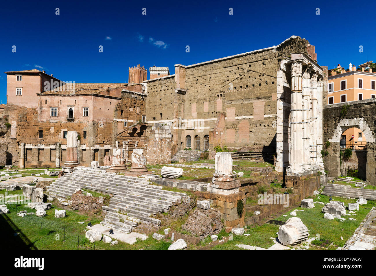 Tempel des Mars Ultor, Forum des Augustus, Foro di Augusto, Kaiserforen, auf der Rückseite des Hauses von den Rittern von Rhodos oder Stockfoto