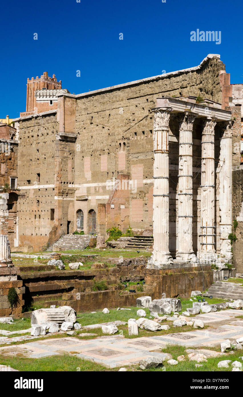 Tempel des Mars Ultor, Forum des Augustus, Foro di Augusto, Kaiserforen, auf der Rückseite Torre del Grillo, Torre Delle Milizie Stockfoto