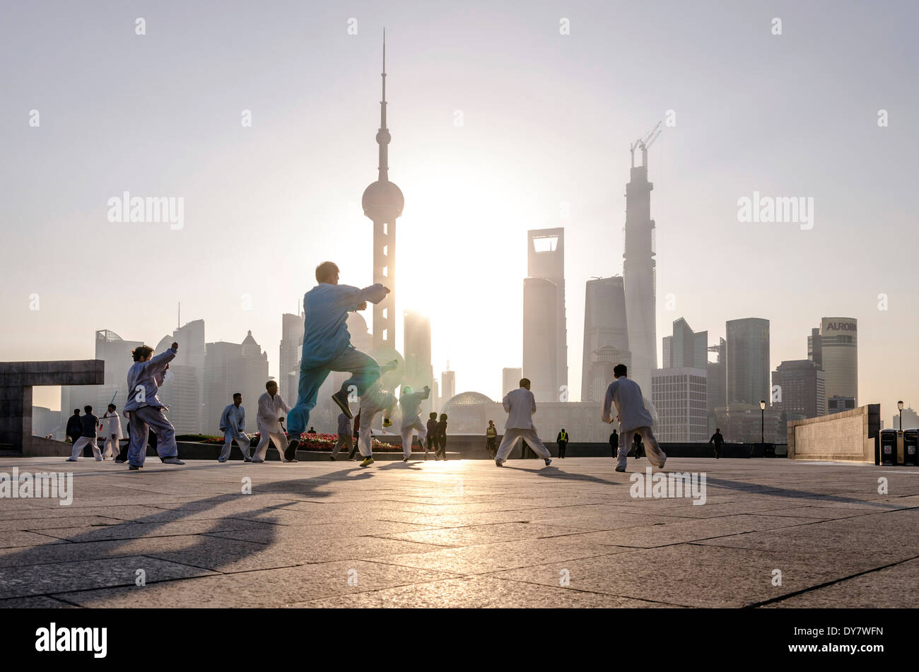 Tai Chi auf den Bund, Shanghai, China Stockfoto