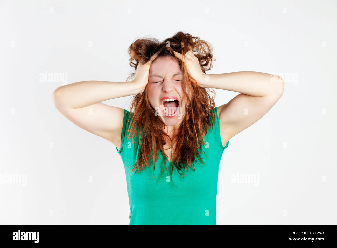 Verzweifelte junge Frau schreiend Stockfoto