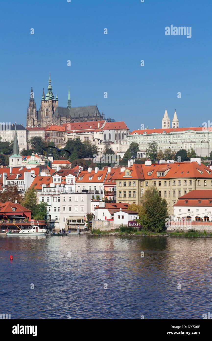 Moldau Fluss und Malá Strana, Kleinseite mit dem Hradschin, Burgviertel, Prag, Böhmen, Tschechische Republik Stockfoto