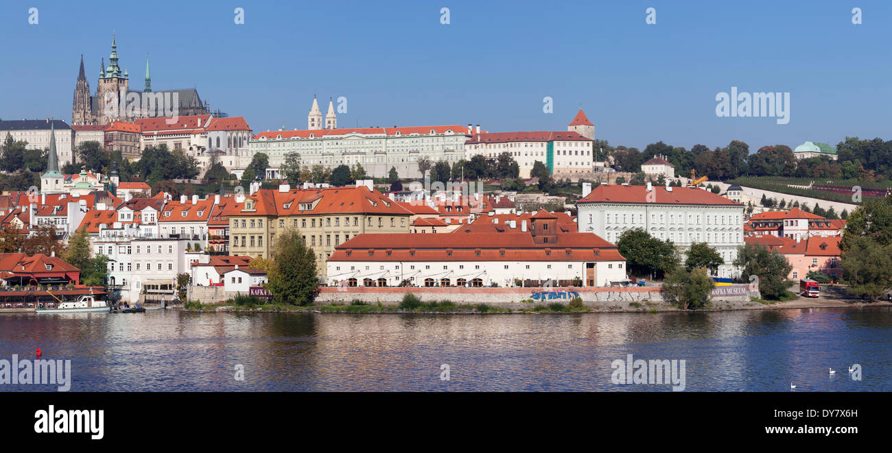 Moldau Fluss und Malá Strana, Kleinseite mit dem Hradschin, Burgviertel, Prag, Böhmen, Tschechische Republik Stockfoto