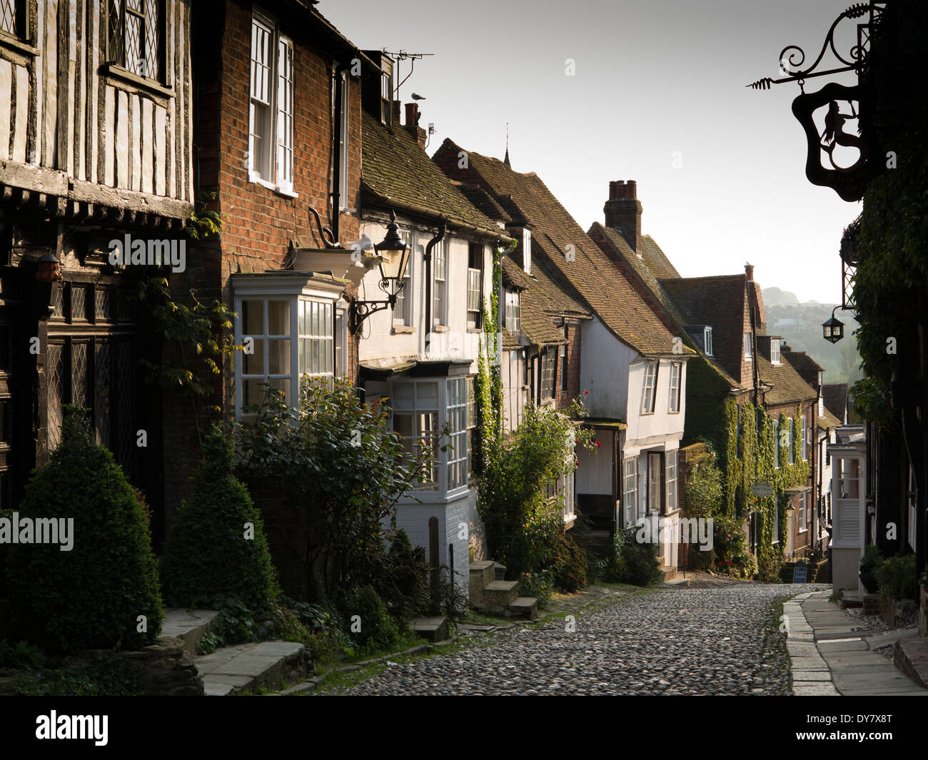 East Sussex, Roggen, Mermaid Street im Abendlicht Stockfoto