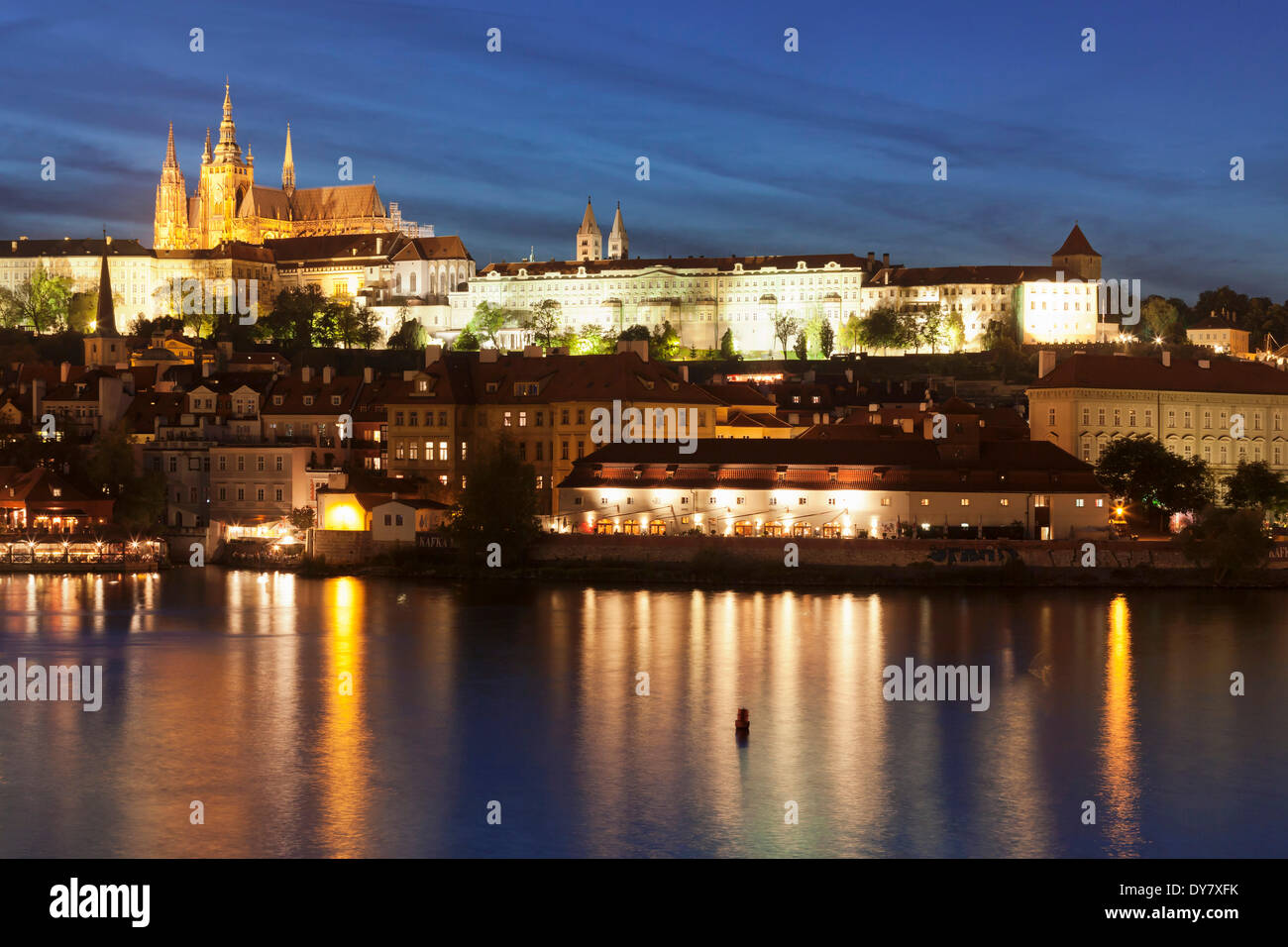 Moldau Fluss und Malá Strana, Kleinseite mit dem Hradschin, Burg und St. Vitus Cathedral in der Abenddämmerung, Prag, Böhmen Stockfoto