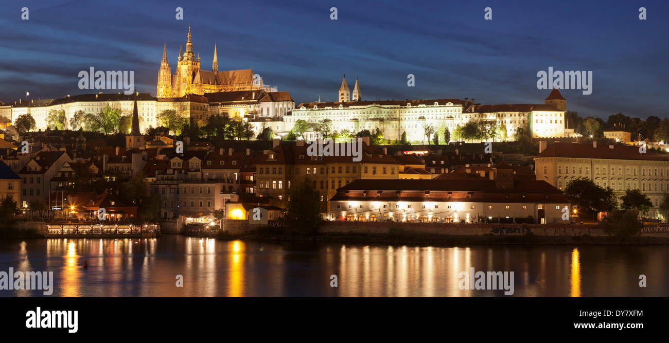 Moldau Fluss und Malá Strana, Kleinseite mit dem Hradschin, Burg und St. Vitus Cathedral in der Abenddämmerung, Prag, Böhmen Stockfoto