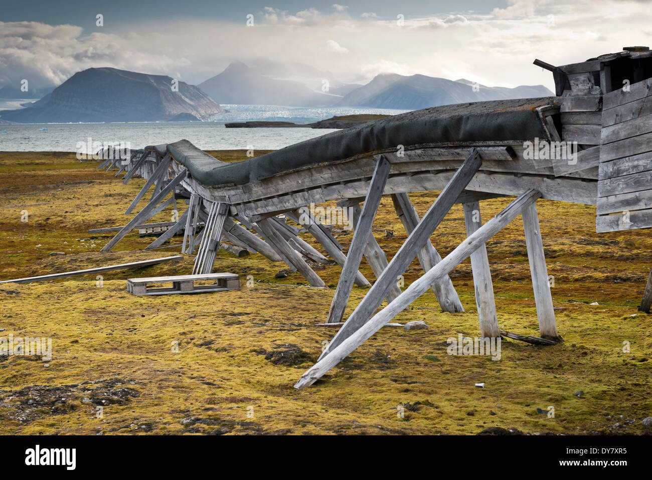 Alte Wasserleitung, auf Stelzen über Boden wegen der Permafrost, Kongsfjorden, Ny-Alesund, Spitzbergen, Svalbard-Inseln Stockfoto