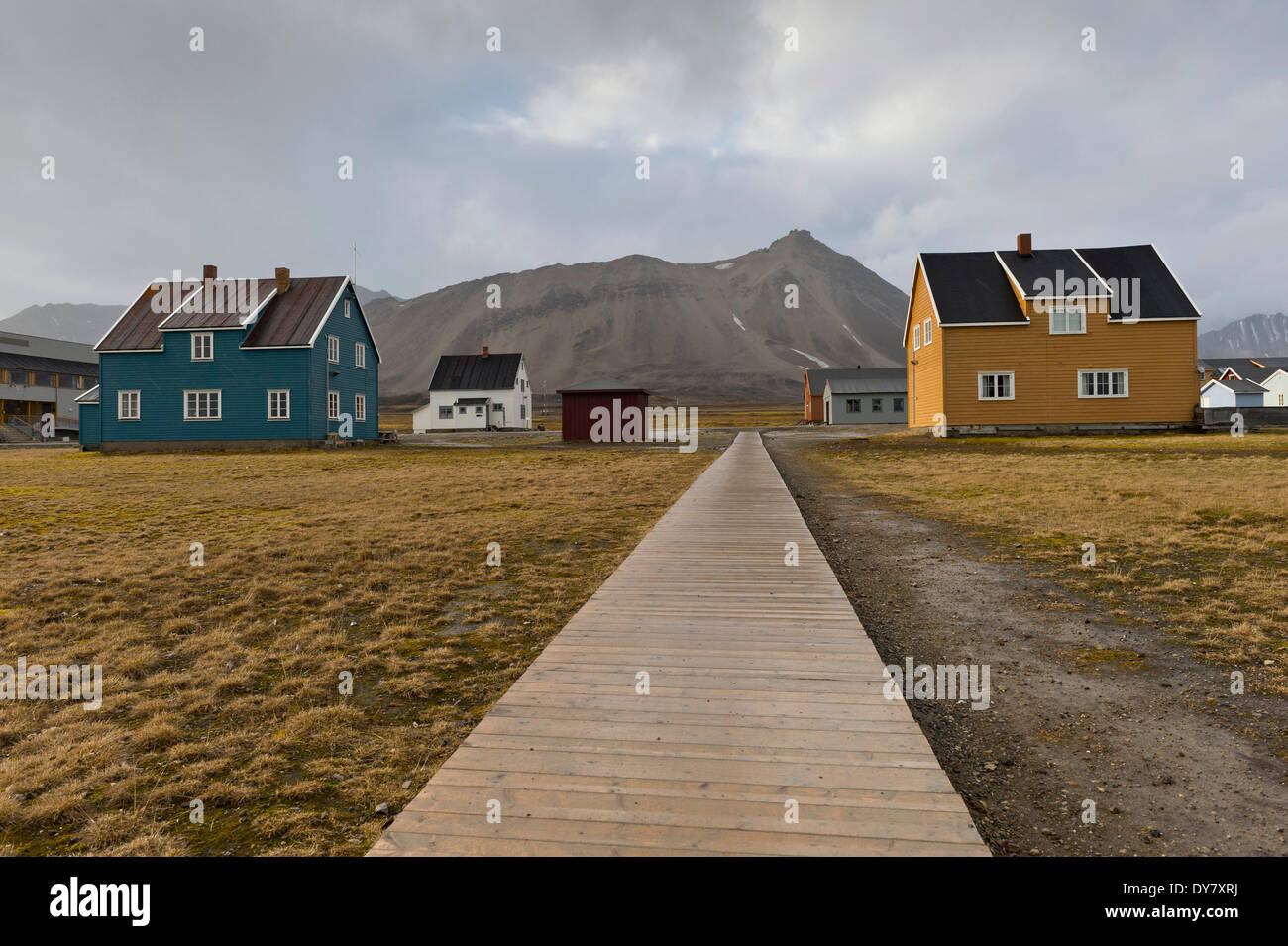 Boardwalk und Häuser, Ny-Alesund, Spitzbergen, Svalbard-Inseln, Svalbard und Jan Mayen, Norwegen Stockfoto