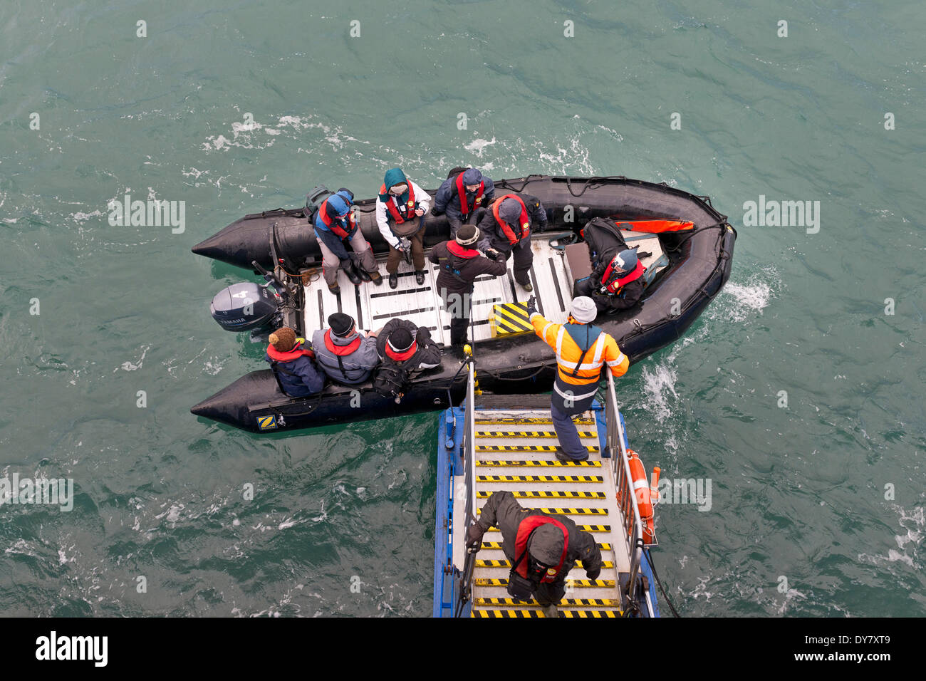 Touristen, die aus einem Schlauchboot geholfen, Spitzbergen-Island, Spitzbergen, Svalbard und Jan Mayen, Norwegen Stockfoto