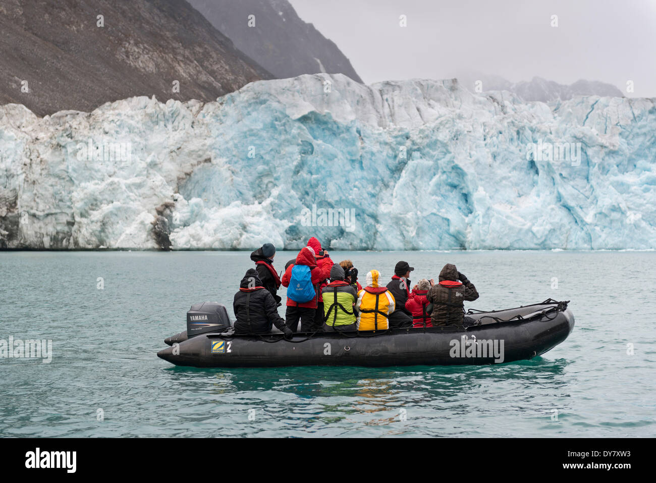 Touristen und Reiseführer in einem Schlauchboot Waggonway Gletscher, Magdalene Fjord, Insel Spitzbergen, Svalbard-Archipel Stockfoto