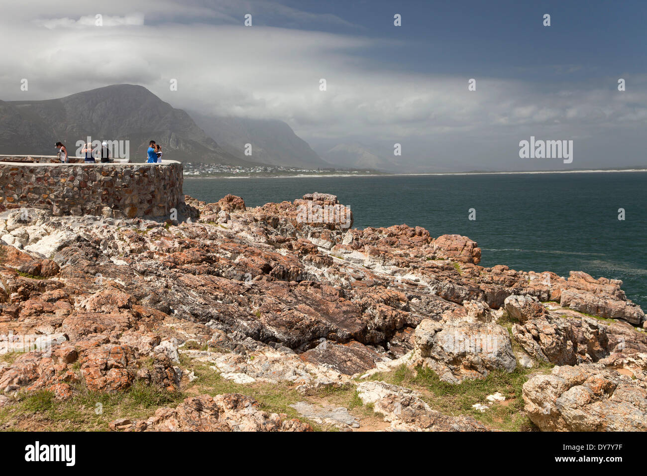 Felsige Küste und Vantage point für Walbeobachtung in Hermanus, Western Cape, Südafrika Stockfoto
