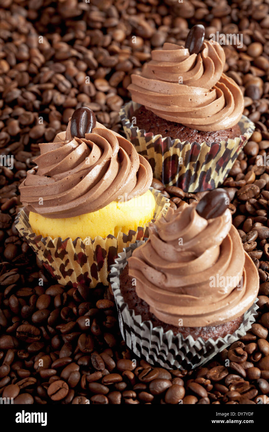 Drei Becher Kuchen im Pappbecher für Kaffee Bohnen Stockfoto