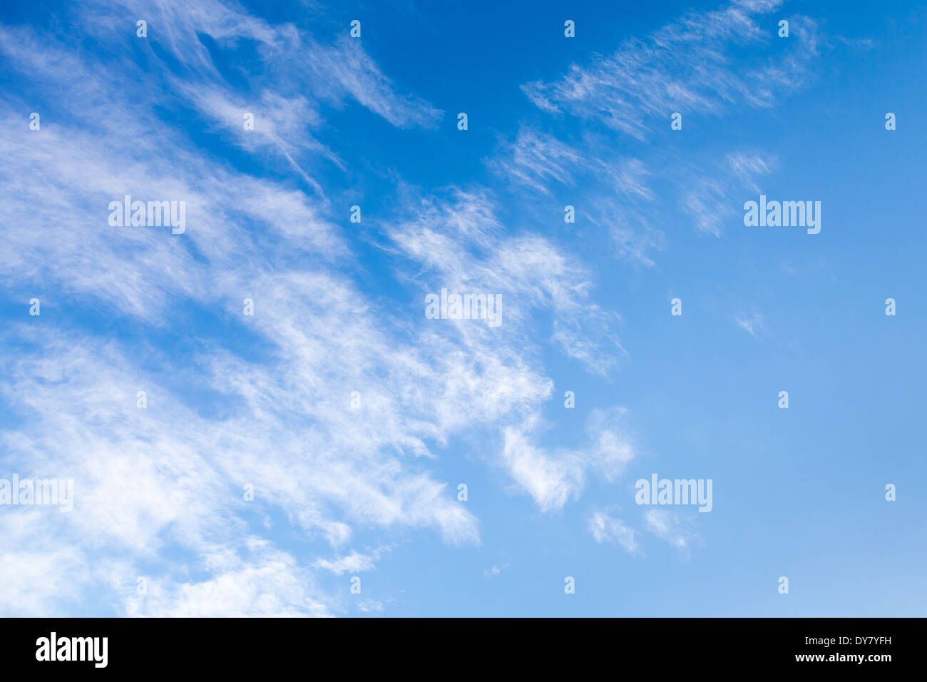 Wind Wolken am blauen Himmel. Natürliche Hintergrundtextur Foto Stockfoto