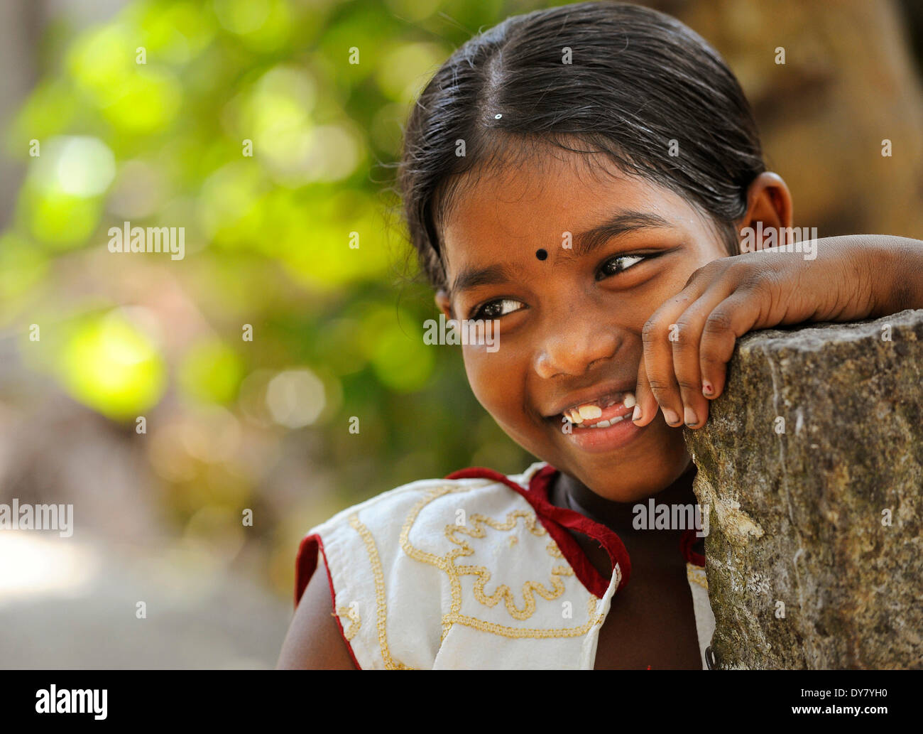 Lächelndes Mädchen mit ein Bindi, Kerala, Südindien, Indien Stockfoto