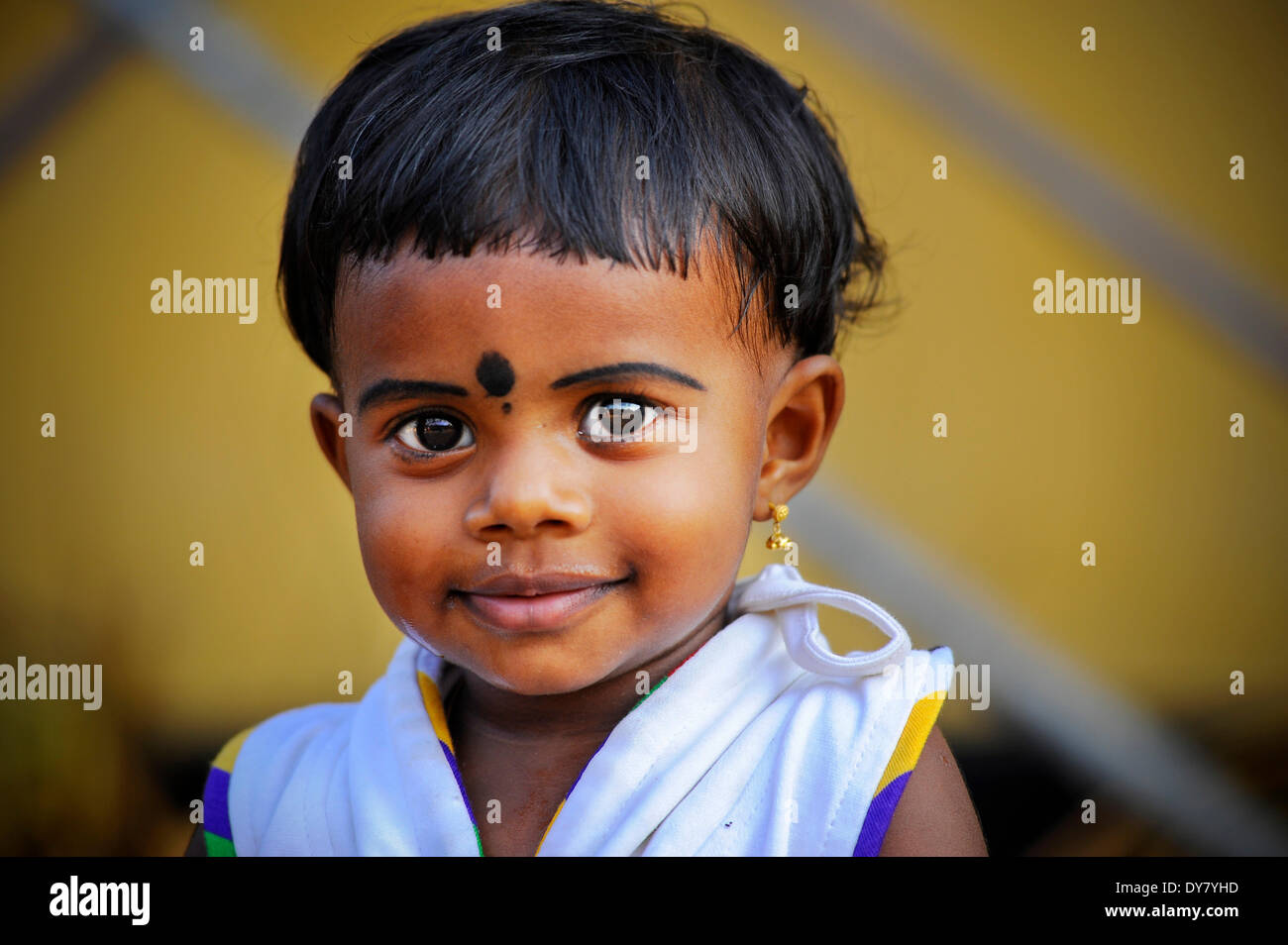 Lächelndes Mädchen mit ein Bindi, Kerala, Südindien, Indien Stockfoto