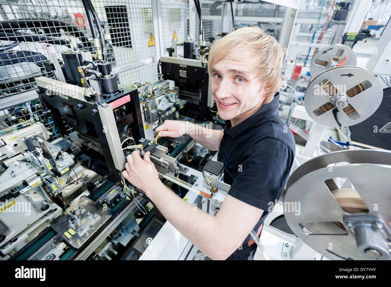 Fabian Kerscher, beste Auszubildende bundesweit im Jahr 2013 auf dem Gebiet der Mechatronik, Anpassung der Sensorposition auf einen Schlag, Stockfoto