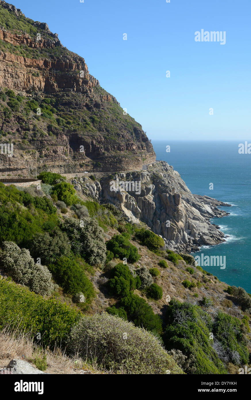 Klippen mit Chapmans Peak Drive, Kap-Halbinsel, Western Cape, Südafrika Stockfoto