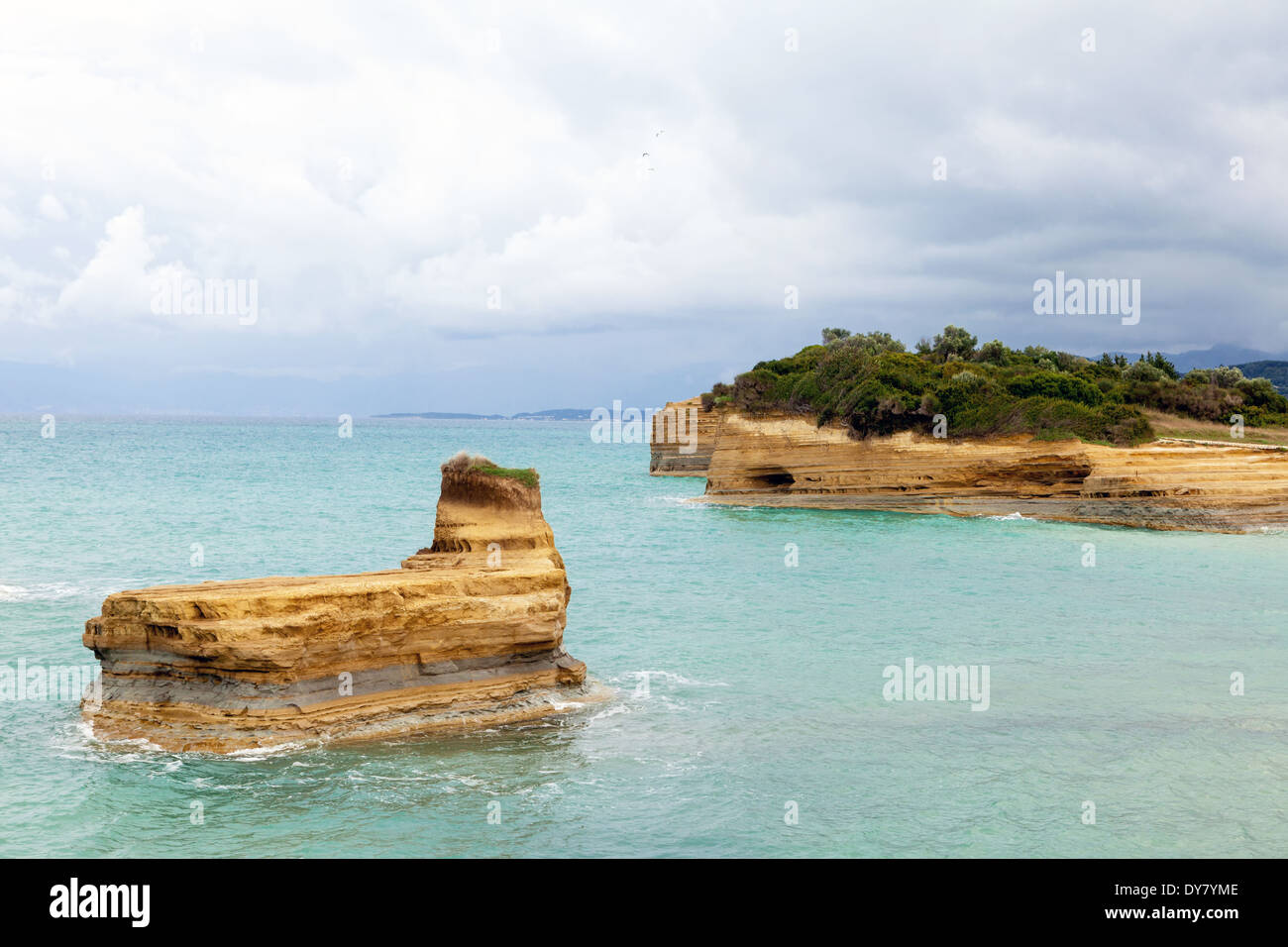 Eine Insel der gebettet Sandstein aus Sidari an der nördlichen Küste von Korfu. Stockfoto