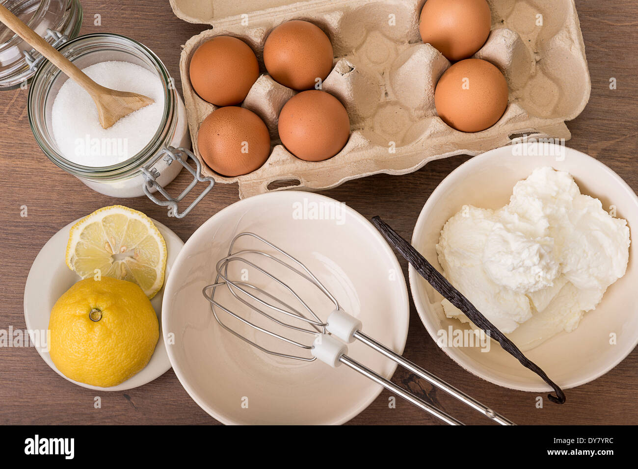 Backzutaten von Baiser auf Holztisch Stockfoto