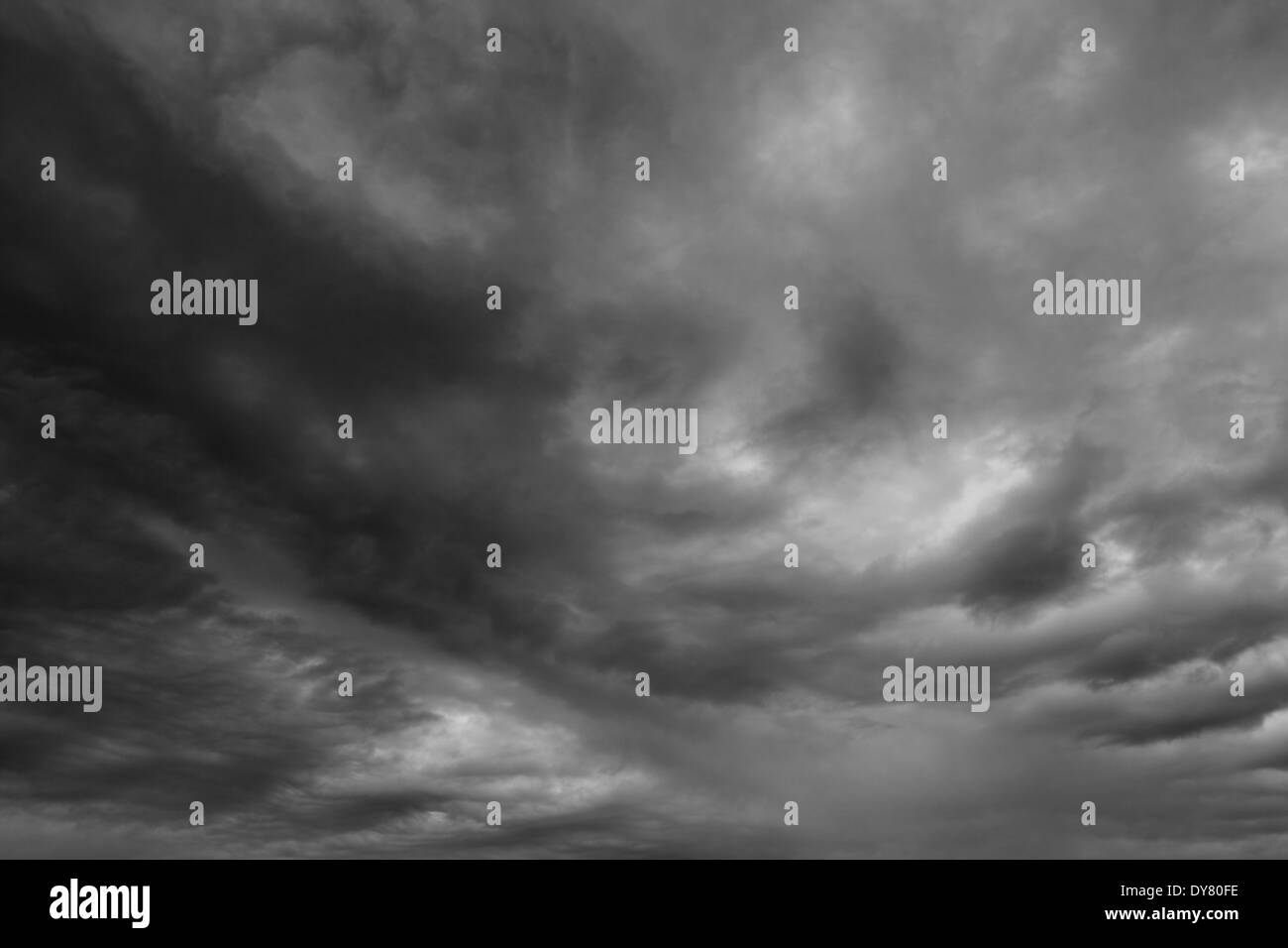 Bedrohliche Wolken als ob Armageddon. Die graue Gewitterwolken über Horizont. Stockfoto