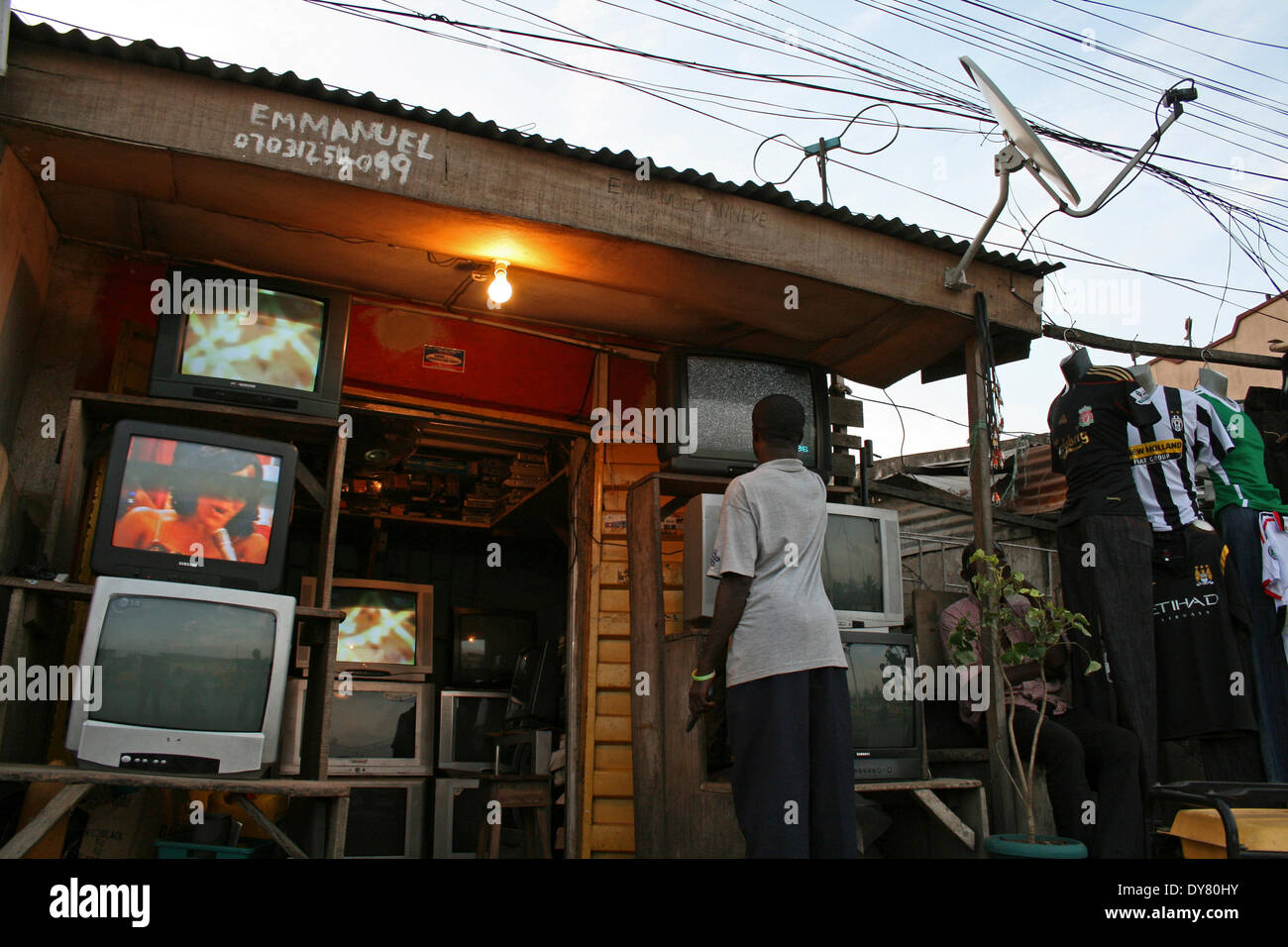 Fernsehgeräte auf dem Display vor einem lokalen Geschäft in Lagos, Nigeria am 9. Oktober 2010. Mit den Fortschritten in der modernen Technik, mehr l Stockfoto