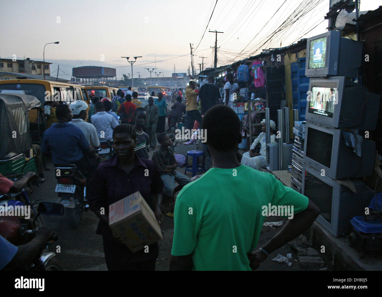 Fernsehgeräte auf dem Display in der kommerziellen Bezirk von Lagos, Nigeria am 9. Oktober 2009. Mit Fortschritten in der Technologie, mehr Ni Stockfoto
