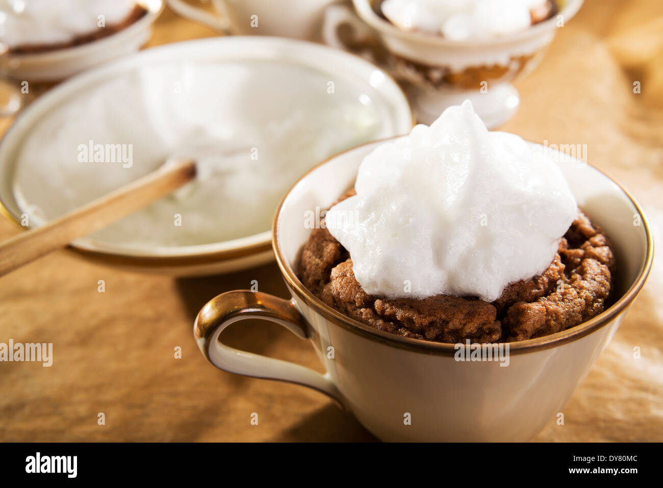 Mokka Tasse Mandeltorte mit Kappe von Eischnee auf Backblech Stockfoto