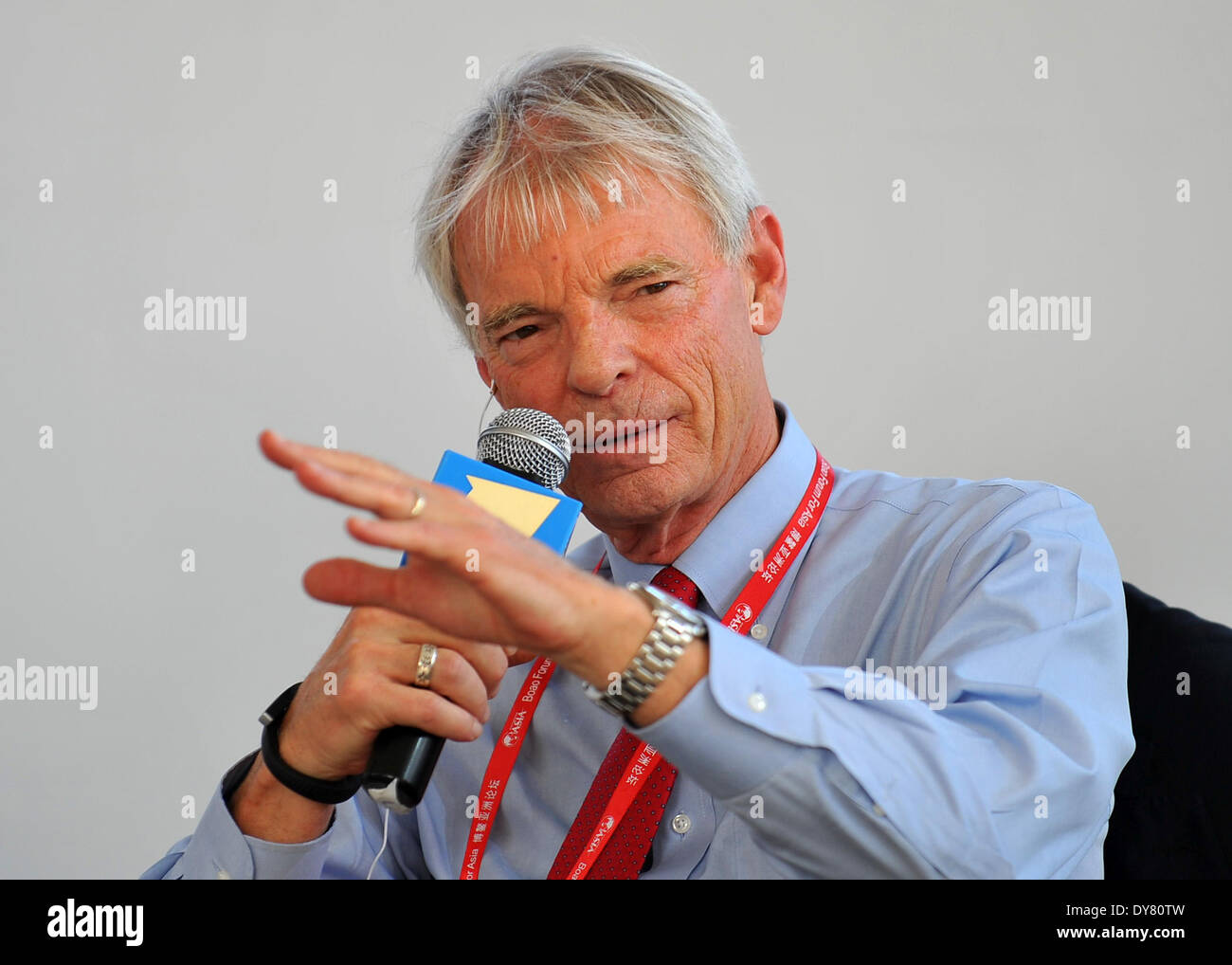 Boao, Chinas Provinz Hainan. 9. April 2014. Michael Spence, Empfänger der 2001 den Nobelpreis für Wirtschaftswissenschaften, spricht bei einer Fernsehdebatte namens "Debatte über Wirtschaft: Keynesian Vs Angebotsseite" während die Boao Forum for Asia (BFA) Jahreskonferenz 2014 in Boao, Süd-China Provinz Hainan, 9. April 2014. Bildnachweis: Chen Yehua/Xinhua/Alamy Live-Nachrichten Stockfoto