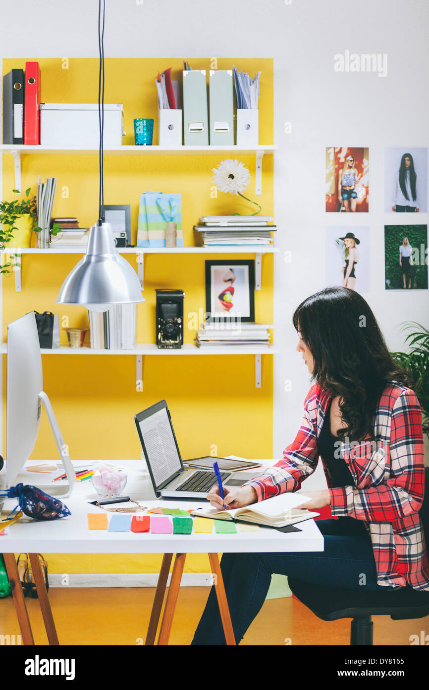 Weibliche Mode-Blogger arbeiten in ihrem Büro Stockfoto