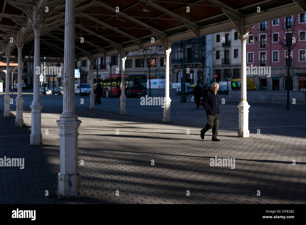 Ein Mann geht in der Nähe von den Ufern des Flusses der Nervión in Blibao, Spanien Stockfoto