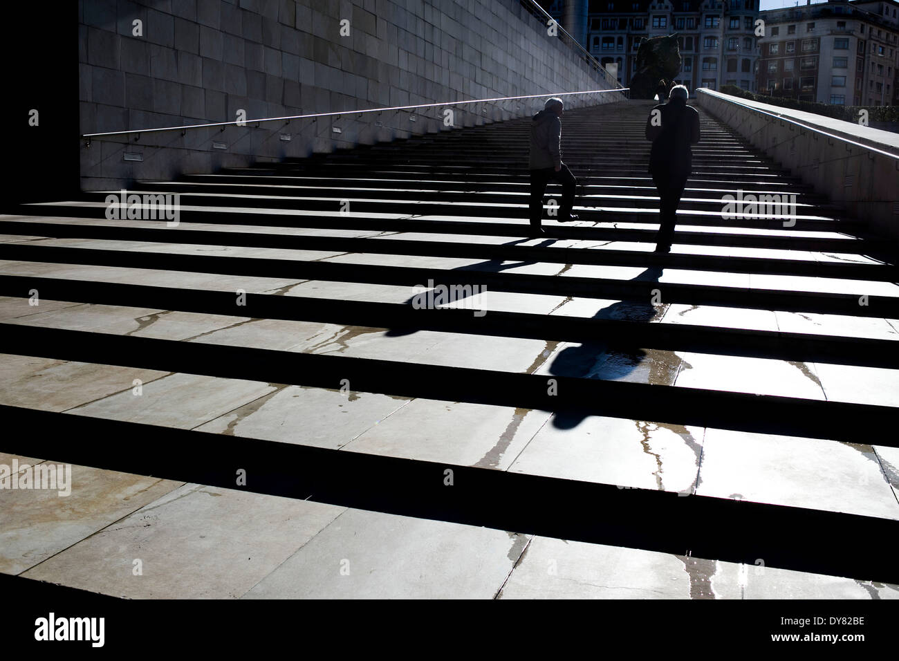 Zwei Silhouette Männer hochgehen Stufen an das Guggenheim Museum Bilbao Stockfoto