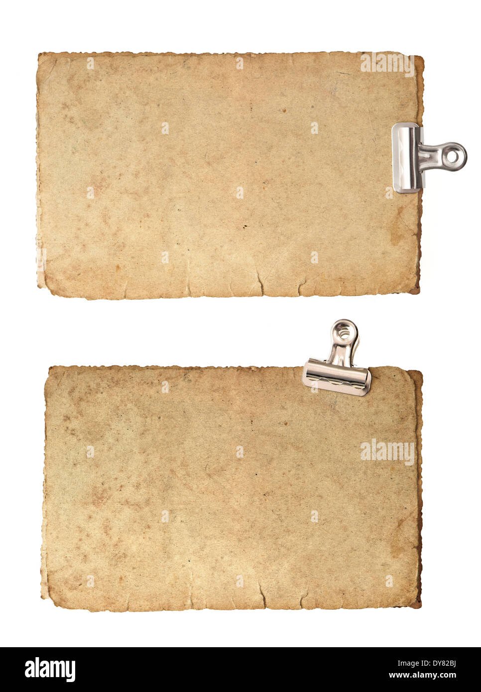alte leere Papierbögen mit Metallclip isoliert auf weißem Hintergrund Stockfoto