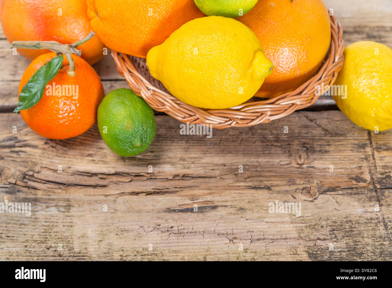 Zitrusfrüchte-Mischung auf einem hölzernen Hintergrund Stockfoto