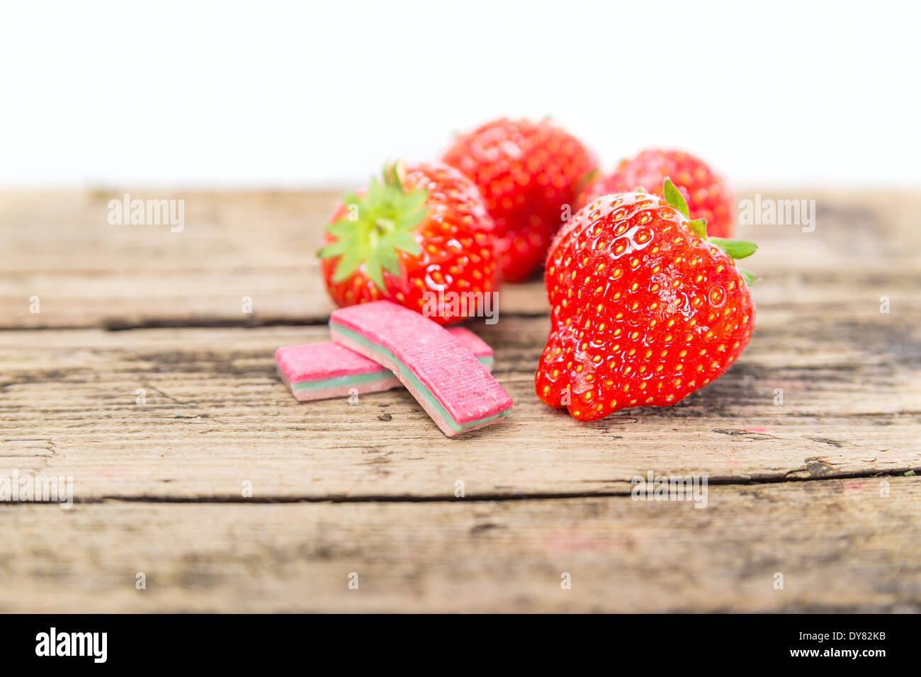 Erdbeere Kaugummi auf einem hölzernen Hintergrund Stockfoto