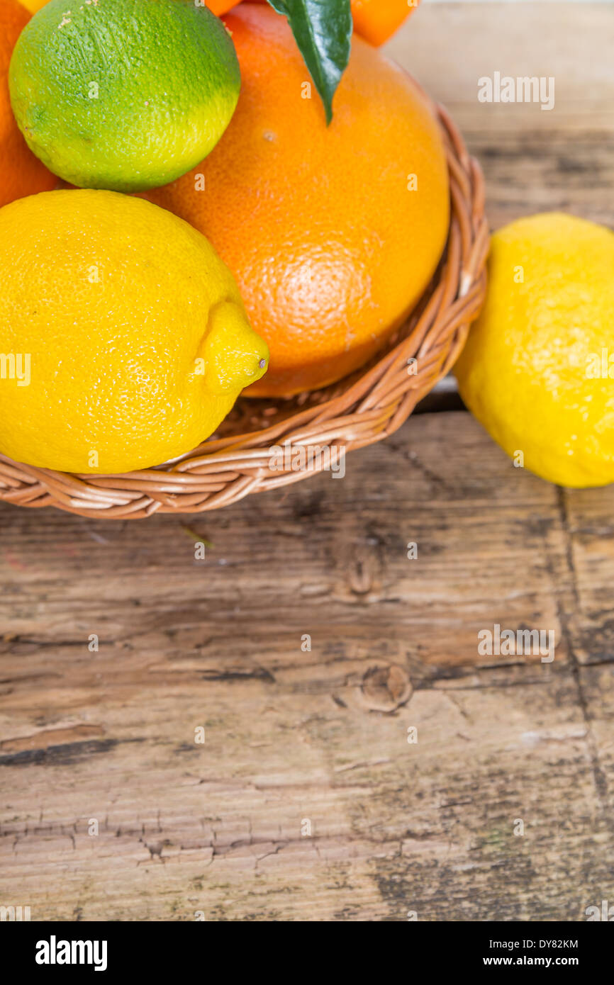 Zitrusfrüchte-Mischung auf einem hölzernen Hintergrund Stockfoto
