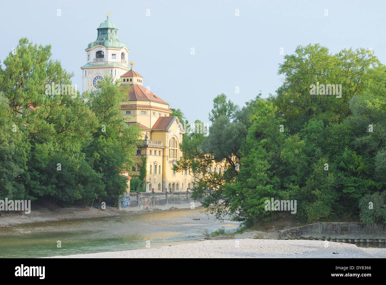 Sommerlandschaft mit Jugendstil-Badehaus in München Stockfoto