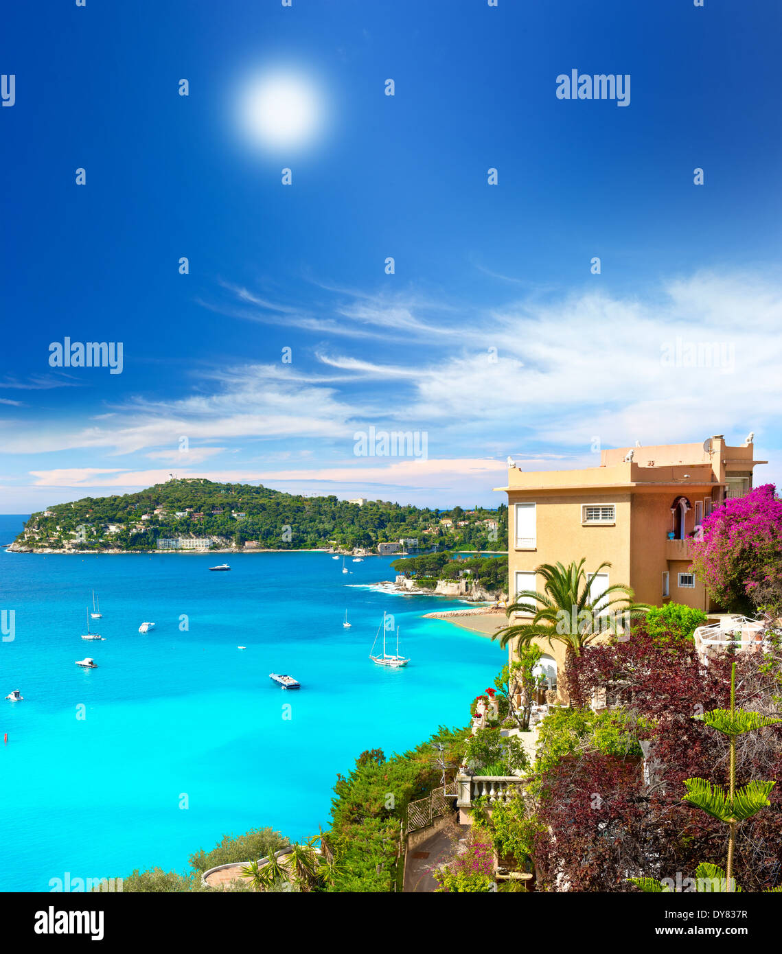 wunderschöne mediterrane Landschaft, Blick auf Luxus-Resort und Bucht, Côte d ' Azur, Frankreich Stockfoto