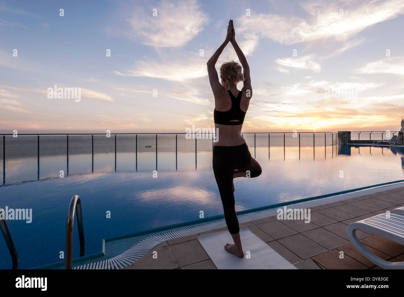 Frau Yoga zu praktizieren Stockfoto