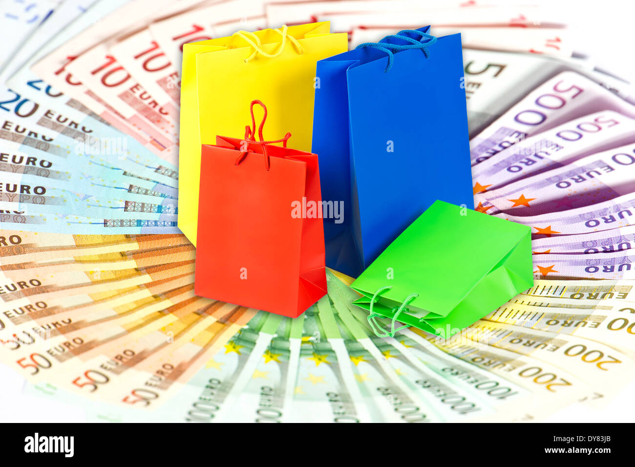 bunte Taschen über Euro Währung Banknoten Hintergrund. Geld Stockfoto