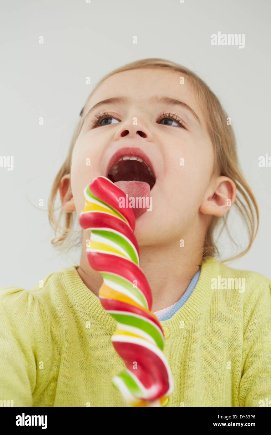 Deutschland, Mädchen mit Lolly pop Stockfoto Deutschland, Mädchen mit Lolly pop Stockfoto