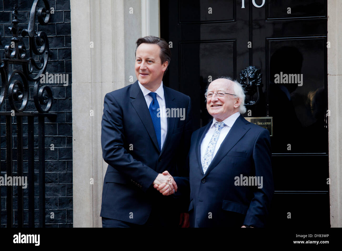 London, UK. 9. April 2014. Irische Präsident Michael Higgins Staatsbesuch in Großbritannien, britische Premierminister David Cameron in 10 Downing Street auf Whitehall London treffen. 9. April 2014. Bildnachweis: Sebastian Remme/Alamy Live-Nachrichten Stockfoto