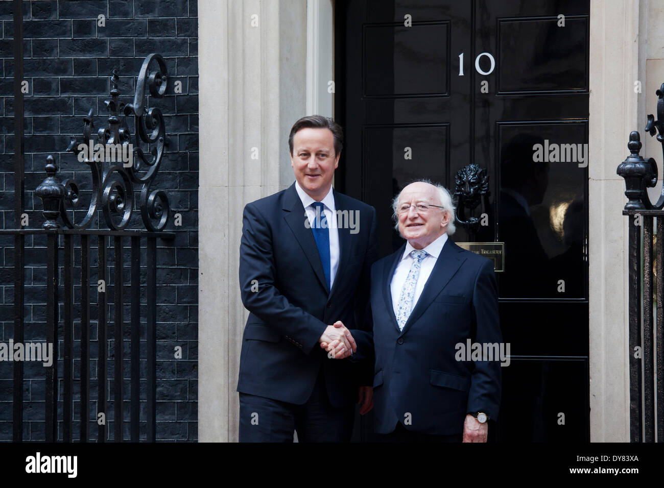 London, UK. 9. April 2014. Irische Präsident Michael Higgins Staatsbesuch in Großbritannien, britische Premierminister David Cameron in 10 Downing Street auf Whitehall London treffen. 9. April 2014. Bildnachweis: Sebastian Remme/Alamy Live-Nachrichten Stockfoto
