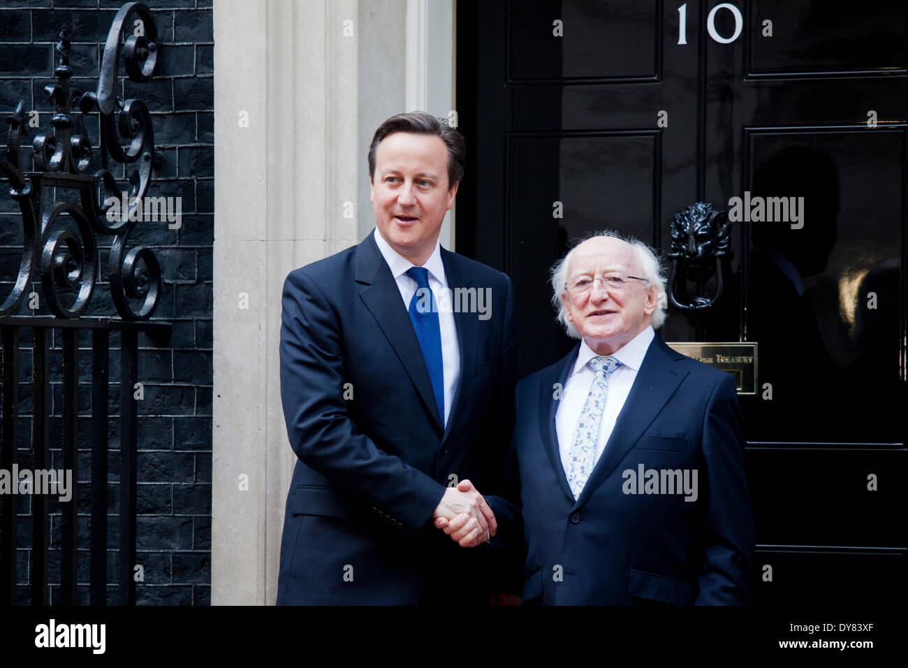 London, UK. 9. April 2014. Irische Präsident Michael Higgins Staatsbesuch in Großbritannien, britische Premierminister David Cameron in 10 Downing Street auf Whitehall London treffen. 9. April 2014. Bildnachweis: Sebastian Remme/Alamy Live-Nachrichten Stockfoto